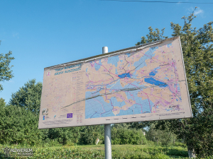 Tablica informacyjna z mapą szlaków rowerowych w gmienie Rudziniec