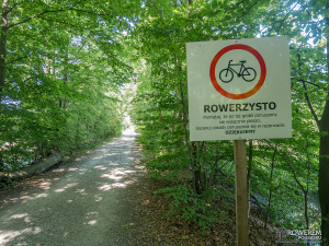 Informacja o zakazie poruszania się rowerem do platformy widokowej