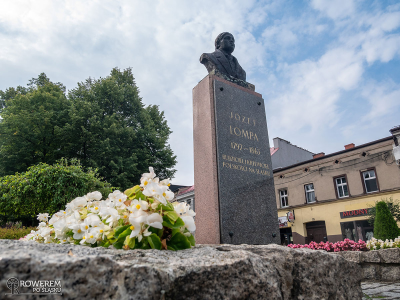 Pomnik Józefa Lompy na rynku w Woźnikach