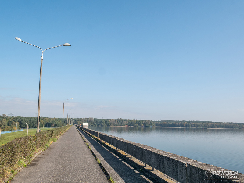 Droga na zaporze jeziora Rybnickiego