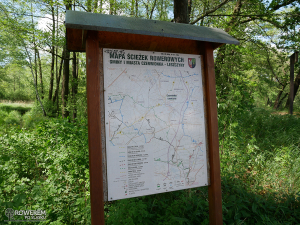 Tablica informacyjna z mapą szlaków rowerowych
