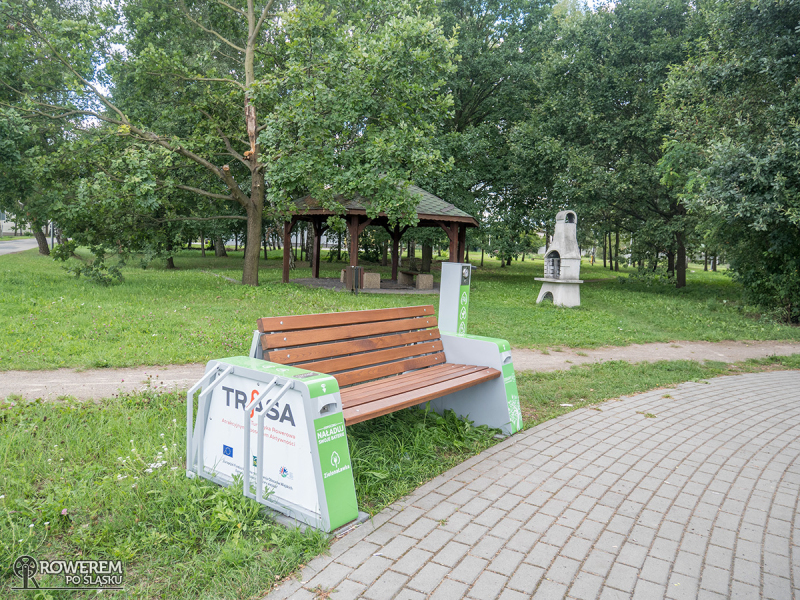 Miejsce odpoczynkowe i samoobsługowa stacja naprawy rowerów w Słowiku