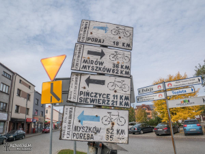 Stare oznakowanie szlaków na rynku w Koziegłowach