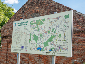 Tablica informacyjna z mapą szlaków rowerowych w gminie Toszek