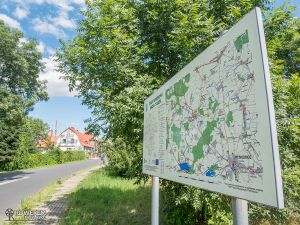 Tablica informacyjna z oznakowaniem szlaków rowerowych w gminie Toszek