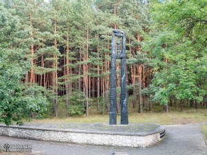 Pomnik przed cmentarzem wojennym w Olsztynie