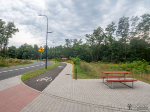 Miejsce odpoczynkowe przy nowej drodze rowerowej w Mikulczycach