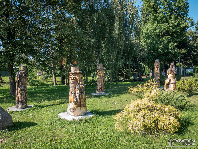 Drewniane rzeźby w parku w Godowie