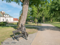 Ławeczka profesorska przy pałacu w Koszęcinie
