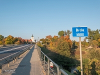 Most na Brdzie a w tle kościół - Rytel