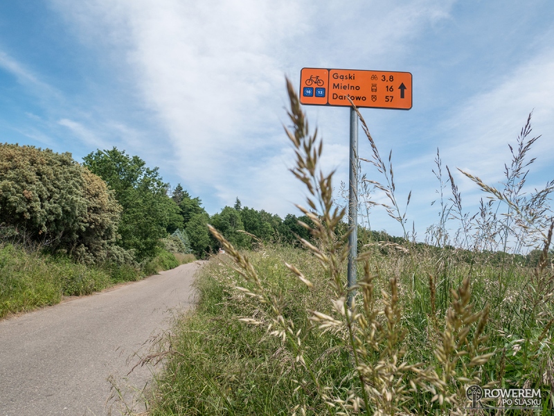 Oznakowanie szlaku R10 wzdłuż Bałtyku. Znak z kilometrażem