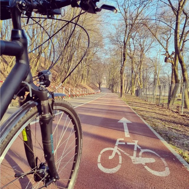 Coraz przyjemniejsze poranki... W drodze do pracy 🚲
#rowerempośląsku #roweremposlasku #roweremdopracy #slaskietravel #rowerzysta #rowerowelove #rower #biketrip #bikelife #bikeholic #drogarowerowa #poranek #oxfeld @centrumrowerowe.pl