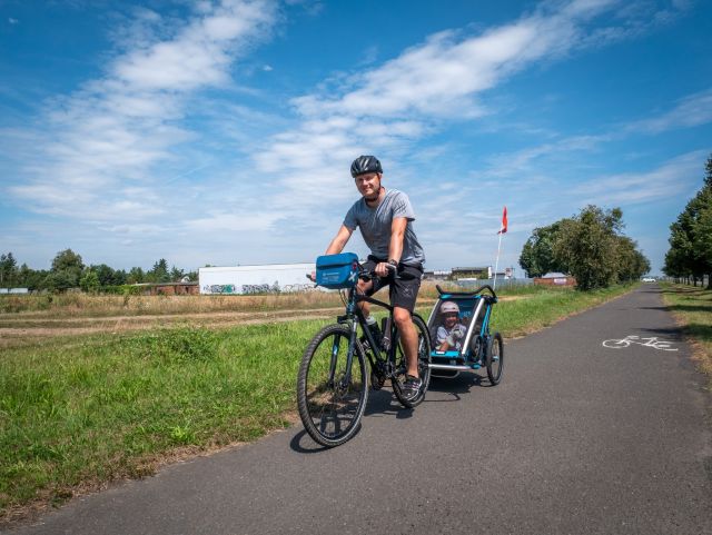 ŚLĄSKIE NA ROWERZE Z DZIECKIEM: RACIBÓRZ
Propozycja łatwej i bezpiecznej pętli rowerowej, która idealnie sprawdzi się na rodzinną wycieczkę z dzieckiem. Trasa ma 23km długości i prowadzi przez ciekawe miejsca w Raciborzu i jego najbliższej okolicy. Po drodze zobaczycie historyczne budowle, nowoczesne place zabaw, platformy widokowe oraz przyrodnicze perełki. Trasa jest krótka i bez większych problemów powinni poradzić sobie z nią nawet początkujący rowerzyści. Ze względu na drogi szutrowe zalecany jest rower z nieco szerszymi oponami.
Więcej informacji o trasie znajdziecie tam gdzie zawsze - na blogu

@slaskie.travel #roweremposlasku #rowerempośląsku #slaskietravel #slaskieinspiruje #slaskienarowerze #podrozerowerowe #rowerowo #rzekidlarowerow #biketrip #bikelife #turystykarowerowa #biketravel #szlakirowerowe #rowerempopolsce #roweremzdzieckiem #rowerowelove #slaskiepozytywnaenergia #wycieczkarowerowa #Thule